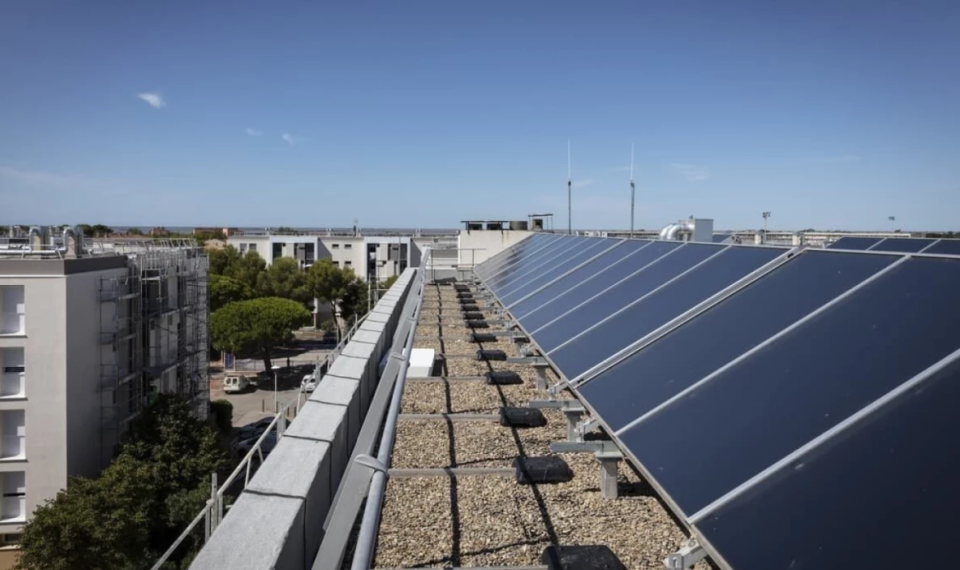 Olivier Monge / MYOP - Des capteurs solaires sur le toit d’une résidence Logirem de Port-Saint-Louis.